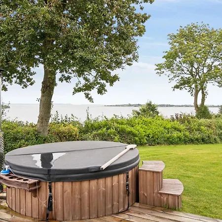 Lovely New-built Near Sea אבנרה