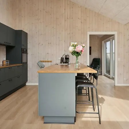 בית נופש Lovely New-built Near Sea *