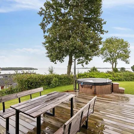 Lovely New-built Near Sea אבנרה